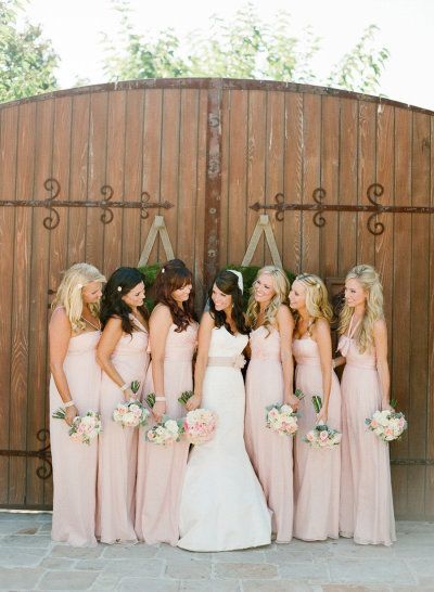 結婚式をもっと華やかに♡ウェディングドレスを引立てるブライズメイドの衣装紹介**にて紹介している画像