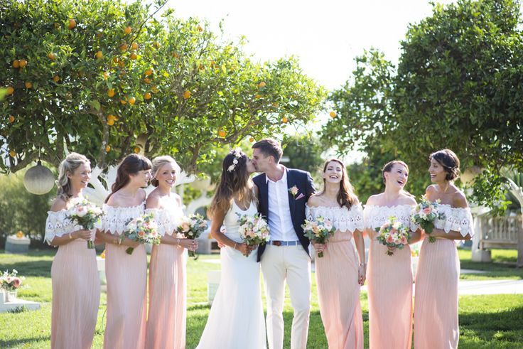 結婚式をもっと華やかに♡ウェディングドレスを引立てるブライズメイドの衣装紹介**にて紹介している画像