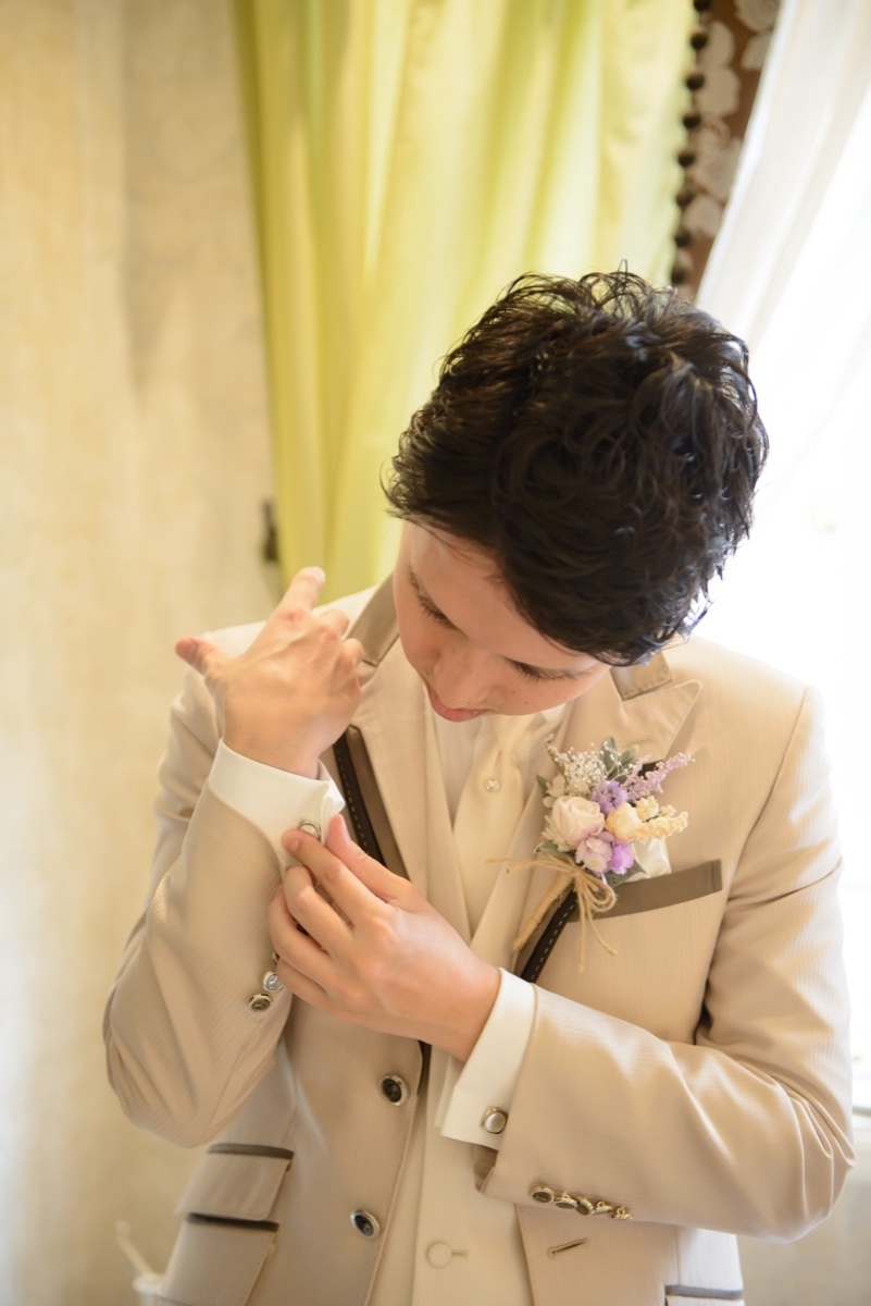 新郎也一定想拍的♡男士帅气自然状态单独照片姿势总结にて紹介している画像