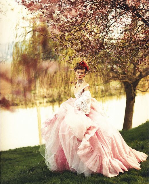 Exquisite Glamour in a Colorful Ball Gown! Captivating Dress Looks Just Like a Dreamy Ballroom Experience♡にて紹介している画像