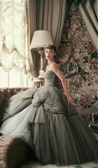 Exquisite Glamour in a Colorful Ball Gown! Captivating Dress Looks Just Like a Dreamy Ballroom Experience♡にて紹介している画像