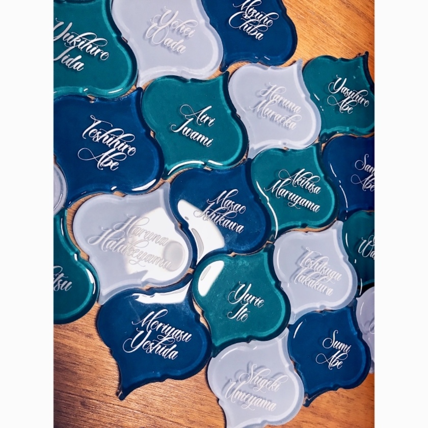 I want to make it trendy, but since there are older family members present... Is it acceptable to prepare multiple place cards for each guest group?にて紹介している画像