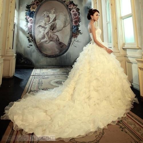 段々レースがかわいいドレスをあつめました。にて紹介している画像