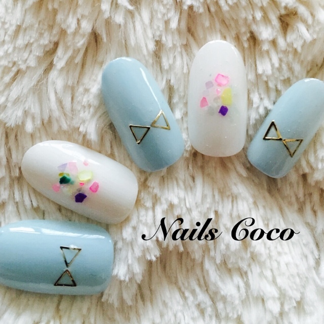 Sparkling Spring Nails with Shimmering Shell Flakes: Creating Kaleidoscope-Like Fingertips...*にて紹介している画像