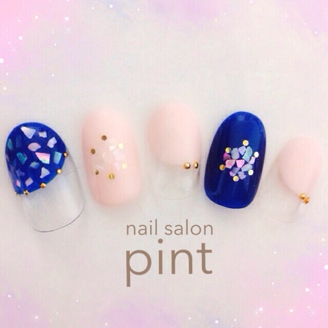 Sparkling Spring Nails with Shimmering Shell Flakes: Creating Kaleidoscope-Like Fingertips...*にて紹介している画像