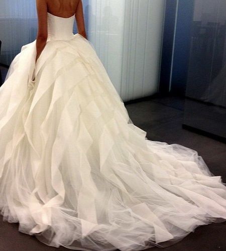 段々レースがかわいいドレスをあつめました。にて紹介している画像