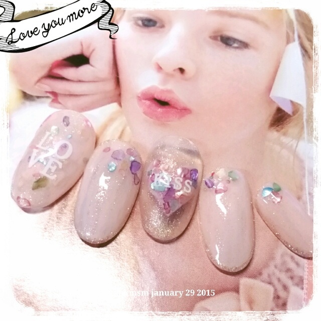 Sparkling Spring Nails with Shimmering Shell Flakes: Creating Kaleidoscope-Like Fingertips...*にて紹介している画像