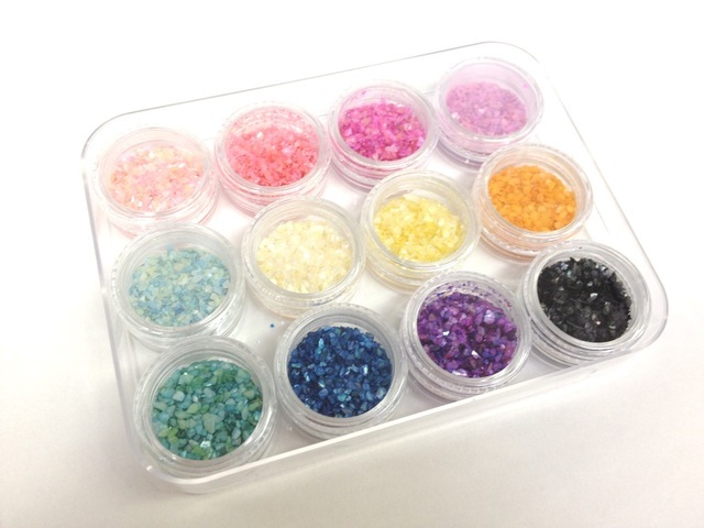 Sparkling Spring Nails with Shimmering Shell Flakes: Creating Kaleidoscope-Like Fingertips...*にて紹介している画像