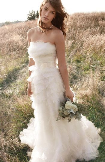 段々レースがかわいいドレスをあつめました。にて紹介している画像