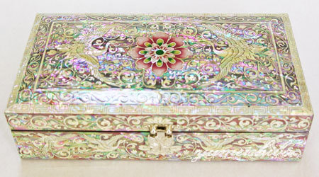 Sparkling Spring Nails with Shimmering Shell Flakes: Creating Kaleidoscope-Like Fingertips...*にて紹介している画像