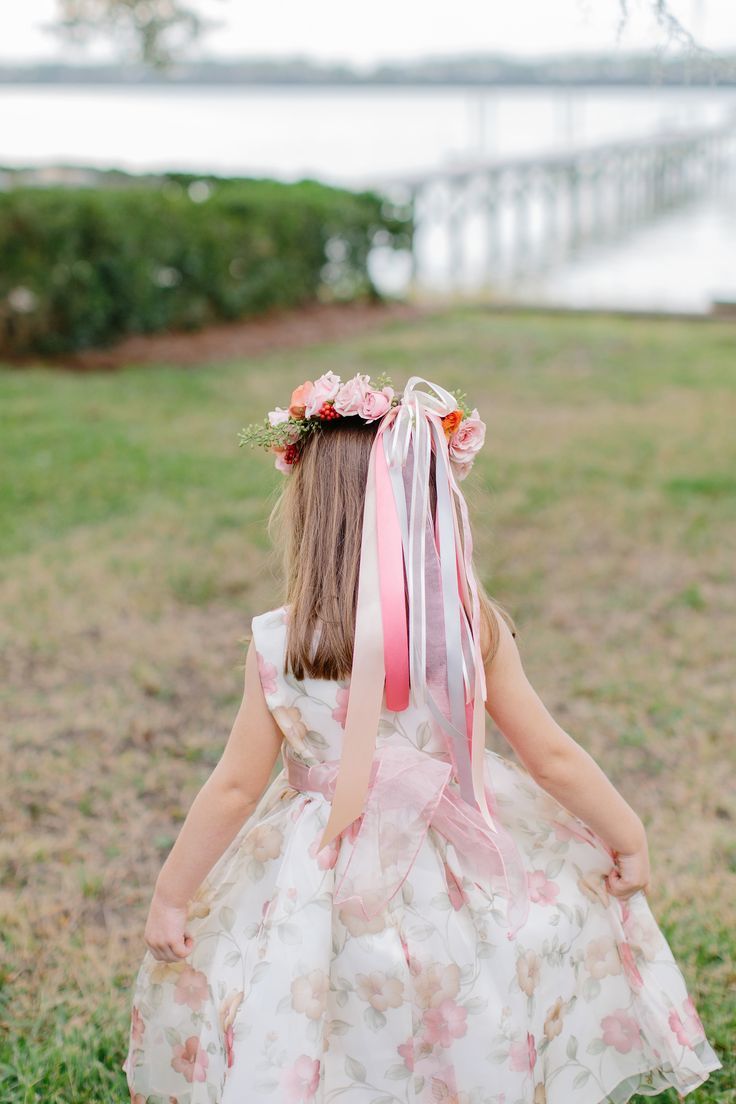お花の季節到来♡春は花冠で大人かわいい花嫁になる！にて紹介している画像