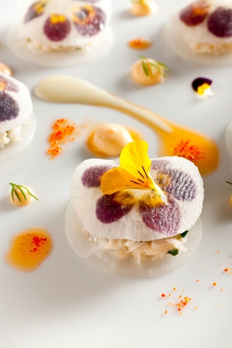 Botanical x Food: A Delightful Meal Adorned with Vibrant Flowers!にて紹介している画像