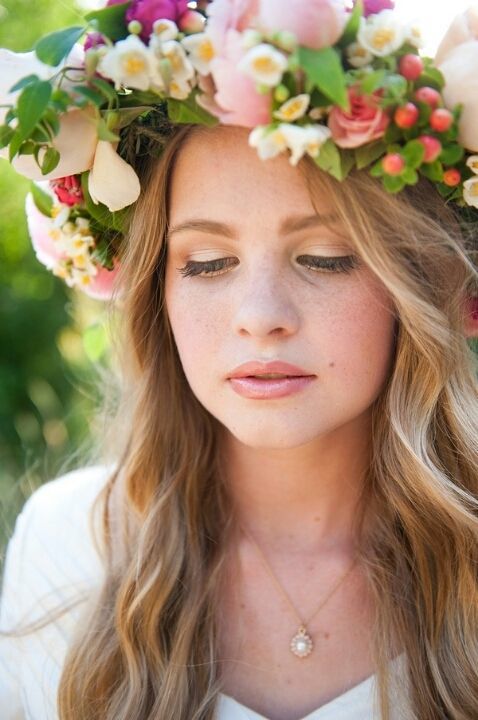 お花の季節到来♡春は花冠で大人かわいい花嫁になる！にて紹介している画像