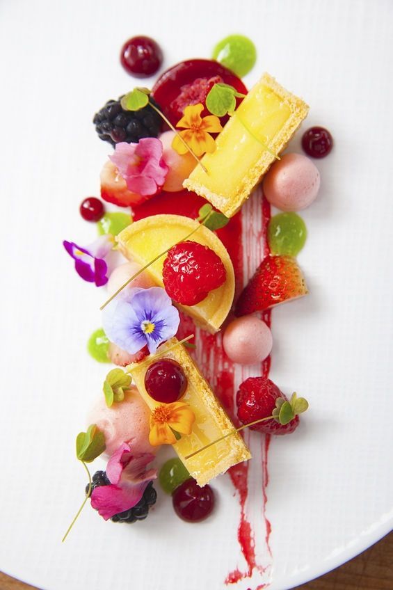 Botanical x Food: A Delightful Meal Adorned with Vibrant Flowers!にて紹介している画像