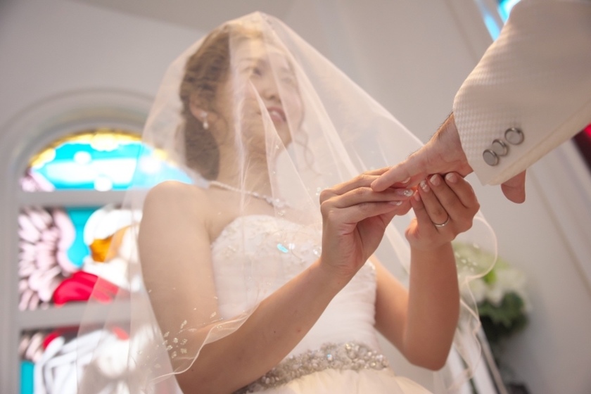 指輪交換でしくじらない！挙式直前は〔ハンドクリーム〕を塗ってもらうのがおすすめにて紹介している画像