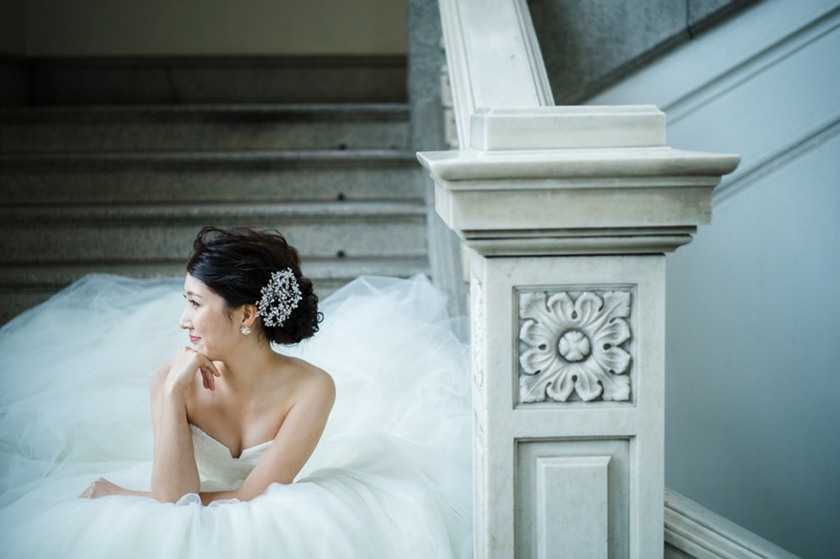 10 Recommended Compositions for Adorable Sitting Shots on Stairs with Flowing Dressesにて紹介している画像