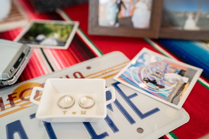 "Reflecting on Weddings of 2019: 14 Stylish Ring Pillows Used by Real Brides"にて紹介している画像