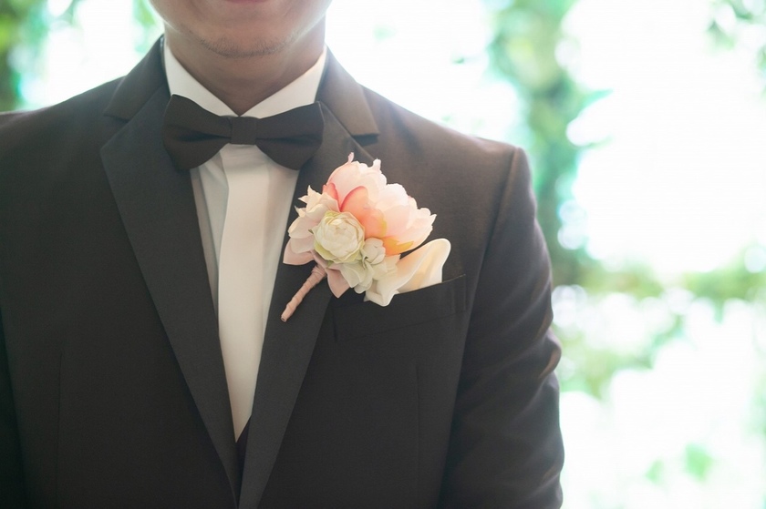 Instead of a boutonniere! The idea of a "flower lapel" that adorns the collar of a jacket with plenty of flowers is wonderful 🌷にて紹介している画像
