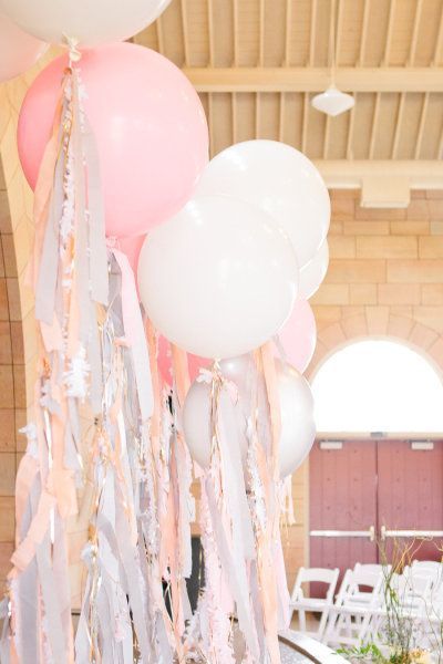 Versatile and Vibrant: Colorful Balloons for a Pop Wedding Decoration and Theme!にて紹介している画像