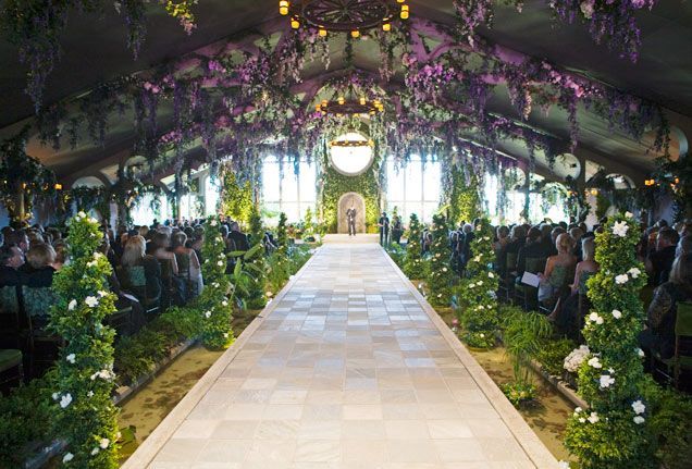 A Flower-Filled Wedding: Let's Create an Adorable Rapunzel-Themed Celebration in Lavender Colors!にて紹介している画像