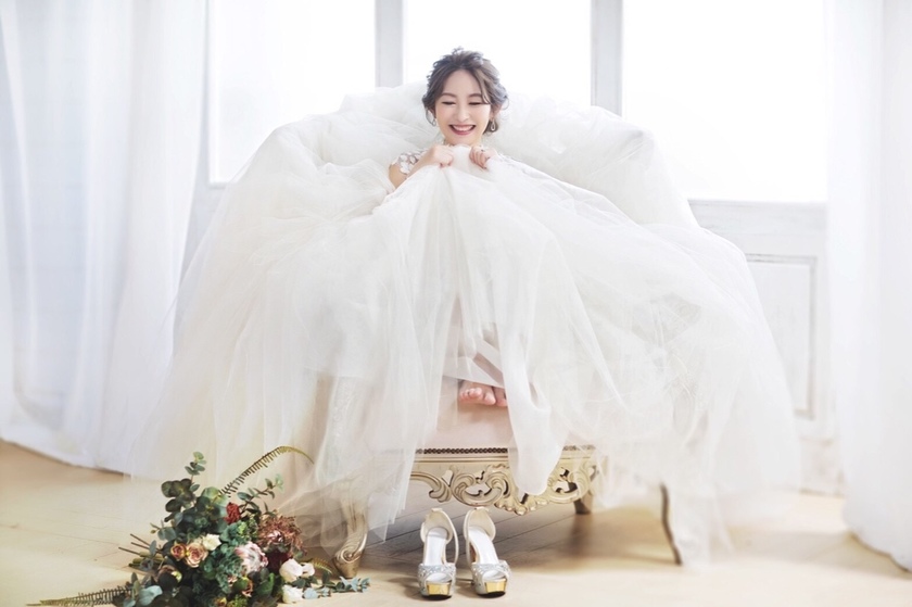 生活气息浓厚...！朋友在以脚为主的拍摄场景中【丝袜滑落了】的悔恨故事にて紹介している画像