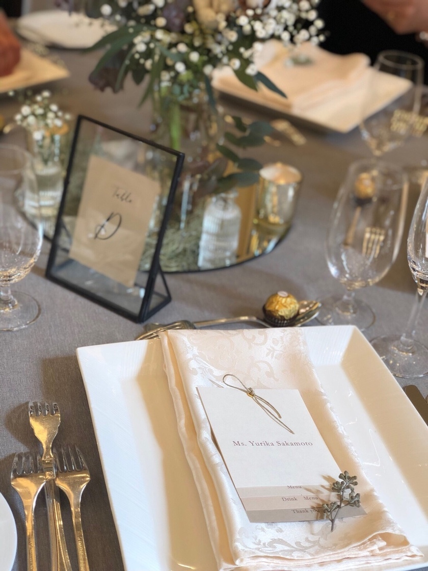 Real Bride Examples: Check Out 20 Photos of Actual Wedding Guest Table Decorations!にて紹介している画像