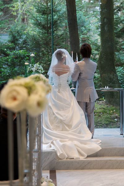 幻想的な雰囲気に包まれて♡結婚式の装飾に欠かせないキャンドルのアレンジ方法*にて紹介している画像