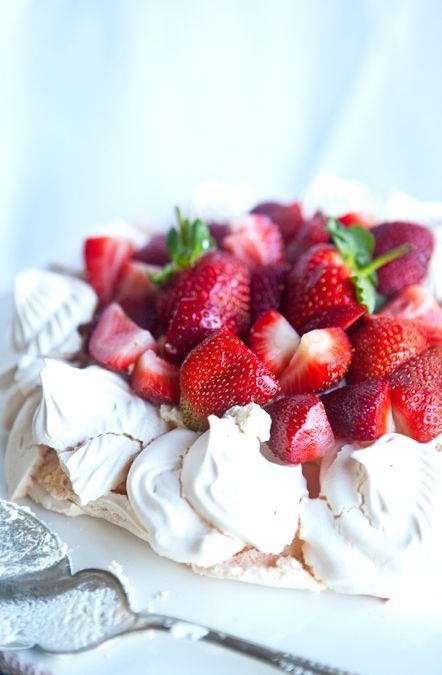 "Gathering Adorable Strawberry Cakes Like Bright Red Gemstones♡"にて紹介している画像