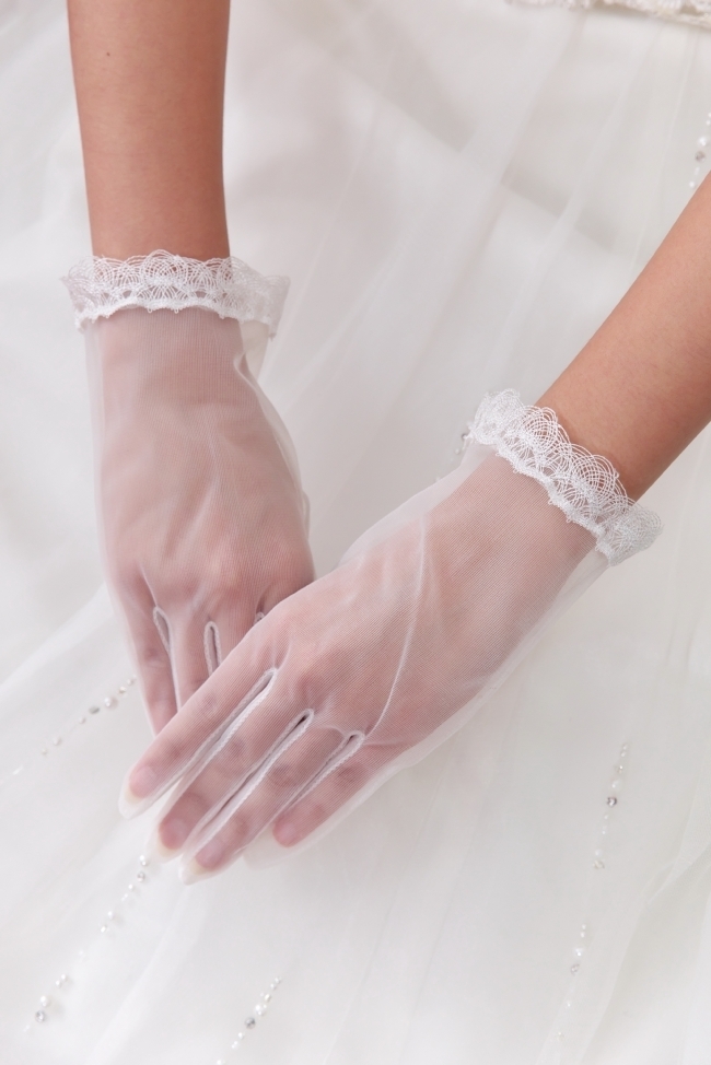 "Discover the Cutest Gloves from Love Tiara for Your Wedding: The Largest Selection in the Country ♡"にて紹介している画像