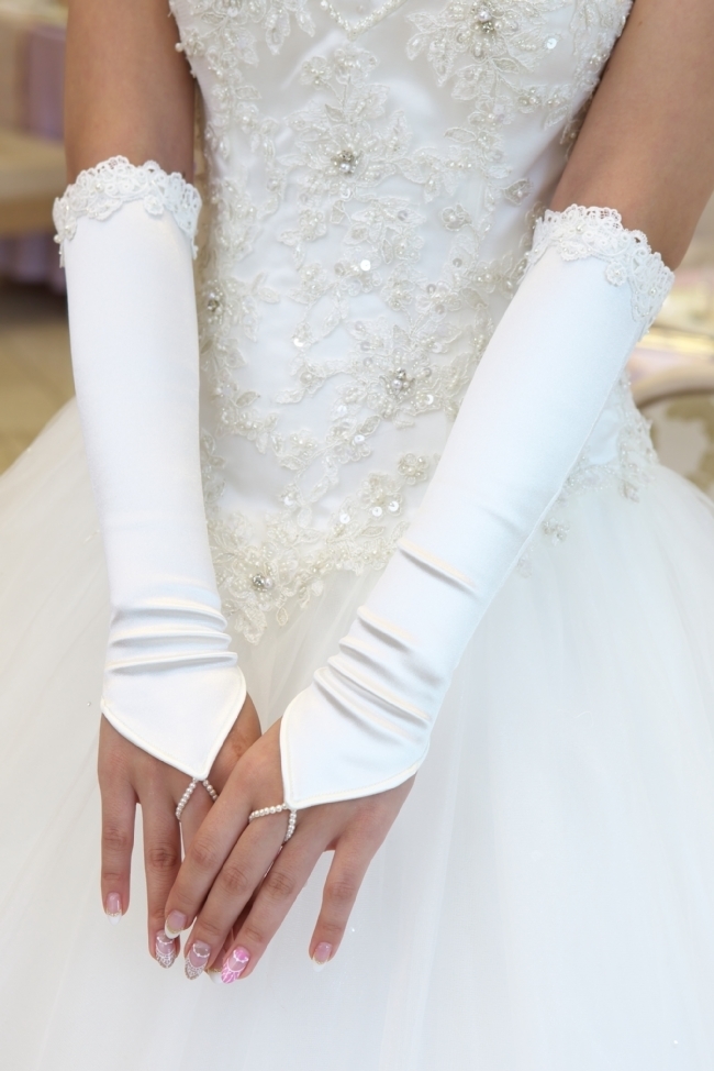 "Discover the Cutest Gloves from Love Tiara for Your Wedding: The Largest Selection in the Country ♡"にて紹介している画像