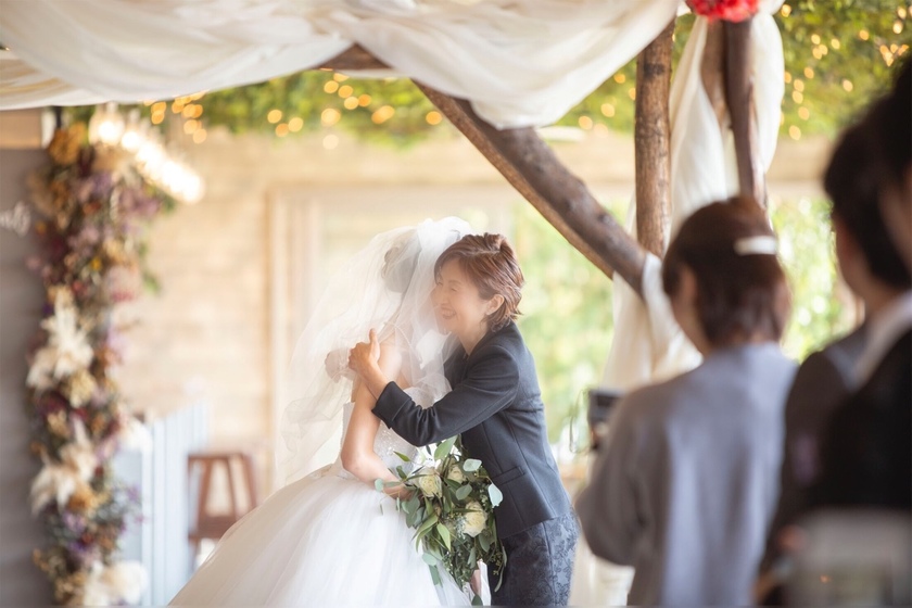 "9 Touching Ways to Make Your Mother Cry at Your Wedding: The One You Want to Thank the Most"にて紹介している画像