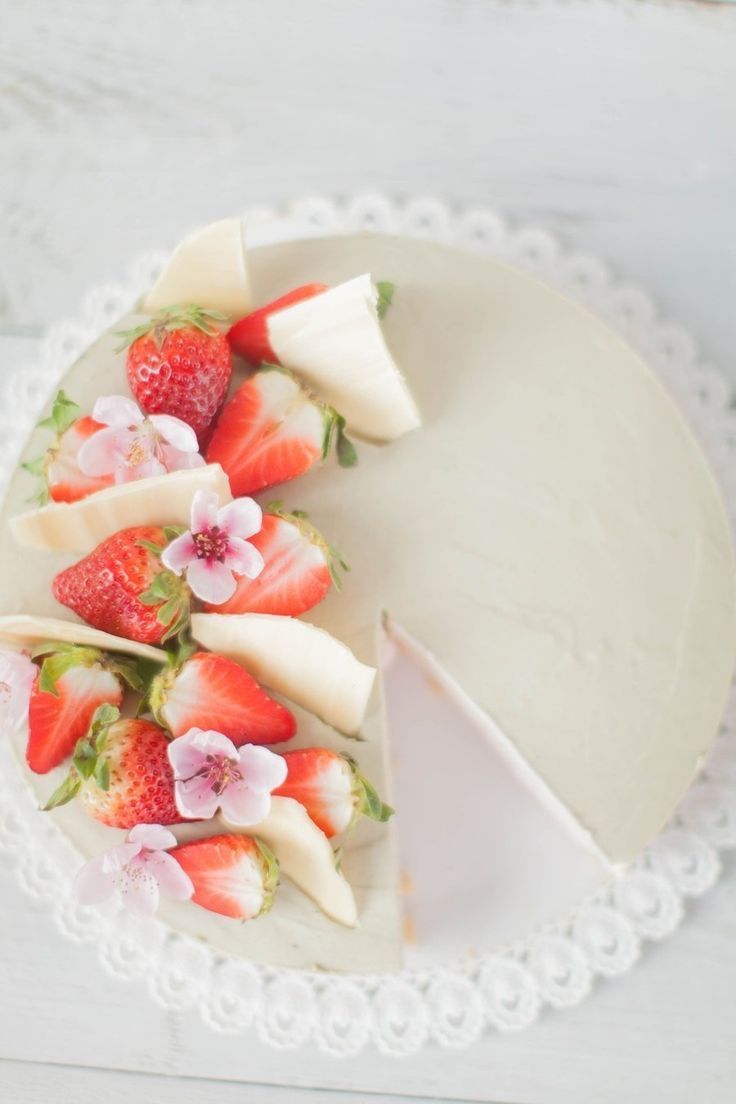 "Gathering Adorable Strawberry Cakes Like Bright Red Gemstones♡"にて紹介している画像