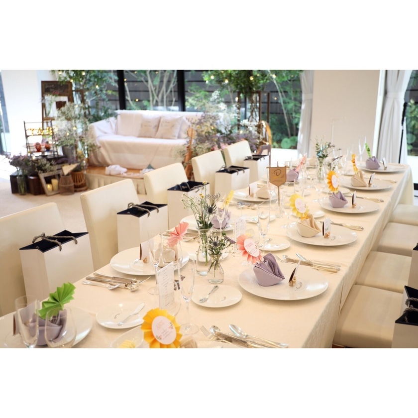 Real Bride Examples: Check Out 20 Photos of Actual Wedding Guest Table Decorations!にて紹介している画像