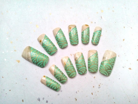 "Traditional Modern Nails Perfectly Complemented by 'Yuzen Washi' in Kimono Style ♡"にて紹介している画像