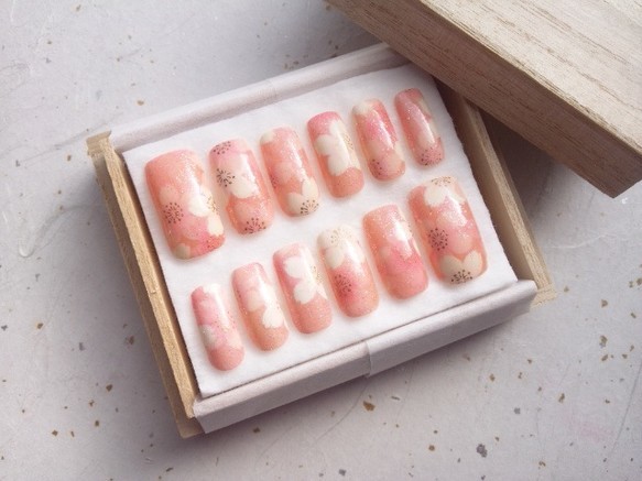 "Traditional Modern Nails Perfectly Complemented by 'Yuzen Washi' in Kimono Style ♡"にて紹介している画像