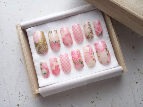 "Traditional Modern Nails Perfectly Complemented by 'Yuzen Washi' in Kimono Style ♡"にて紹介している画像