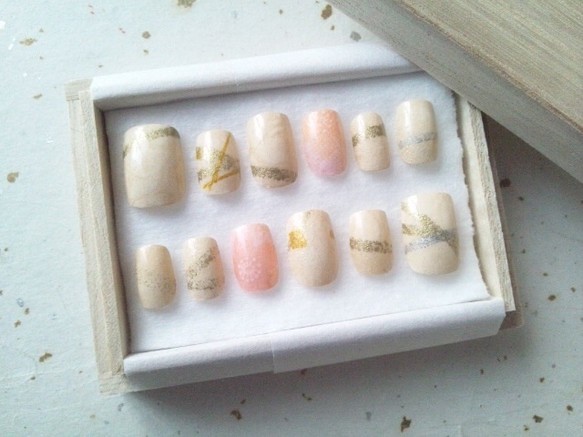 "Traditional Modern Nails Perfectly Complemented by 'Yuzen Washi' in Kimono Style ♡"にて紹介している画像