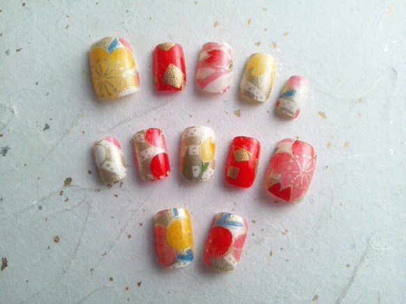 "Traditional Modern Nails Perfectly Complemented by 'Yuzen Washi' in Kimono Style ♡"にて紹介している画像