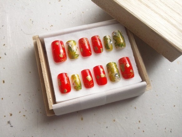 "Traditional Modern Nails Perfectly Complemented by 'Yuzen Washi' in Kimono Style ♡"にて紹介している画像