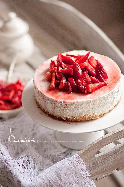 "Gathering Adorable Strawberry Cakes Like Bright Red Gemstones♡"にて紹介している画像