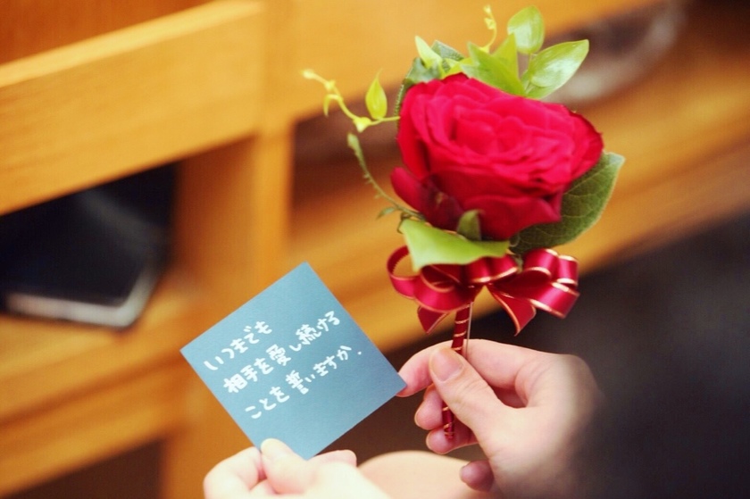 12人のゲストに誓いの言葉をもらう♡ダーズンローズセレモニーをアレンジした花嫁さんがすごいにて紹介している画像