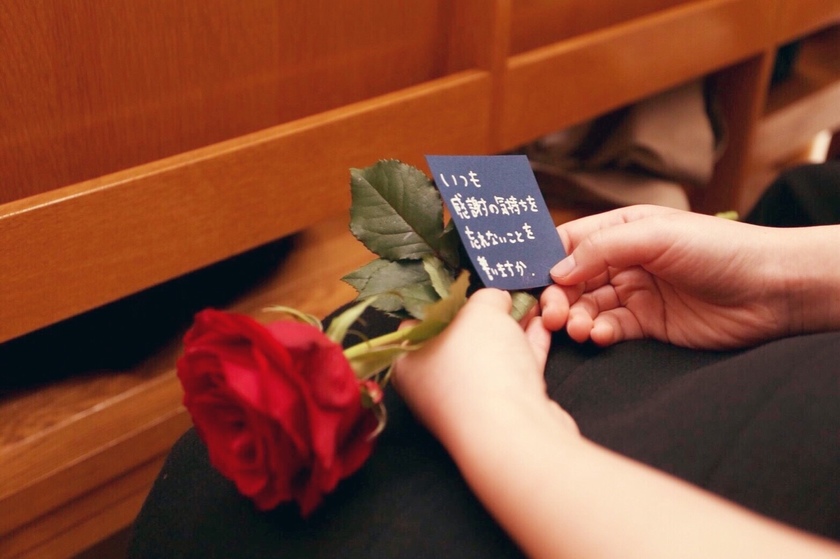 Proposal with a Bouquet from 12 Guests: Understanding the Meaning and Method of the Dozen Roses Ceremony♡にて紹介している画像