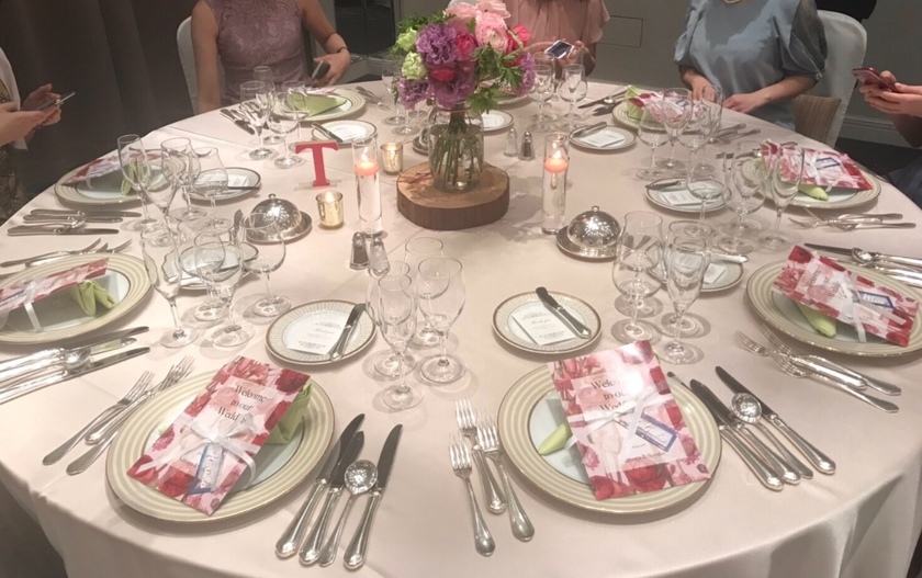 Real Bride Examples: Check Out 20 Photos of Actual Wedding Guest Table Decorations!にて紹介している画像