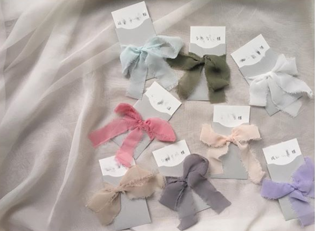 Tying Hands with Ribbons: Spotlight on the Celtic Wedding Ritual of Handfasting ♡にて紹介している画像