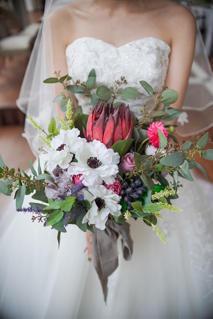 The Trendy Combination of Cute: Anemone x Protea Bouquet ♡にて紹介している画像