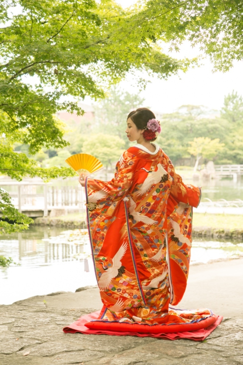 The Timeless Elegance of Traditional Japan: Which Color Uchikake Do You Prefer?にて紹介している画像