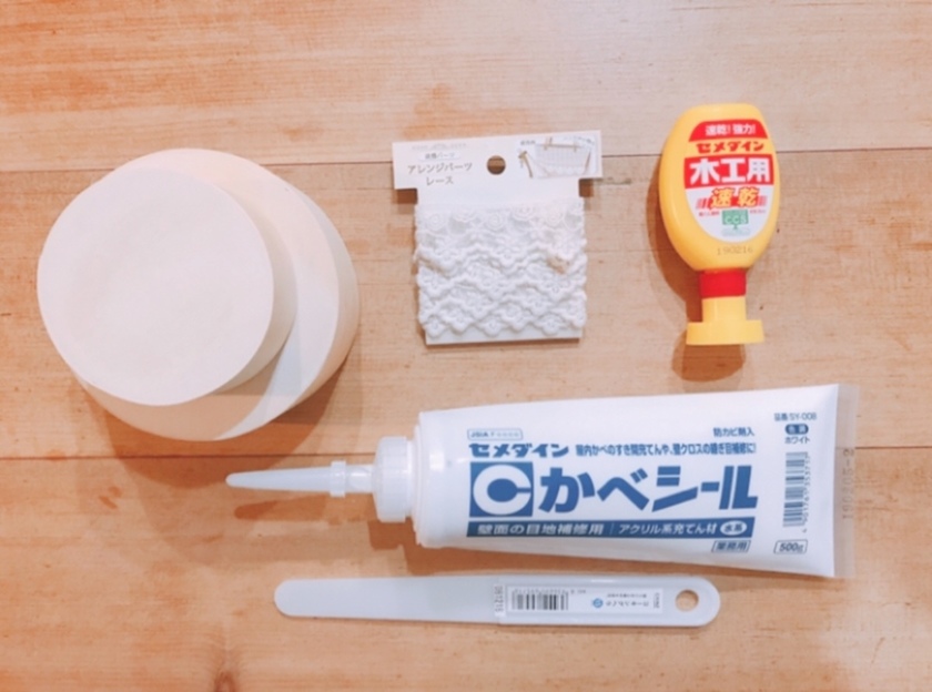 Trending Now! A Special Feature on Cute Fake Cake Designs for Your Welcome Space Decoration ✨にて紹介している画像