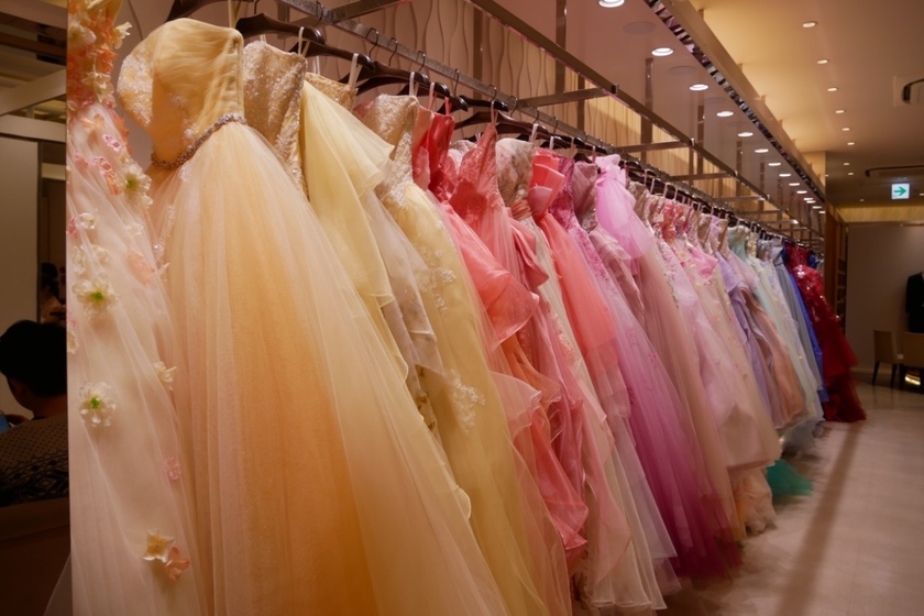 Discover Your Perfect Dress: 6 Popular Brands for Colorful Dresses!にて紹介している画像
