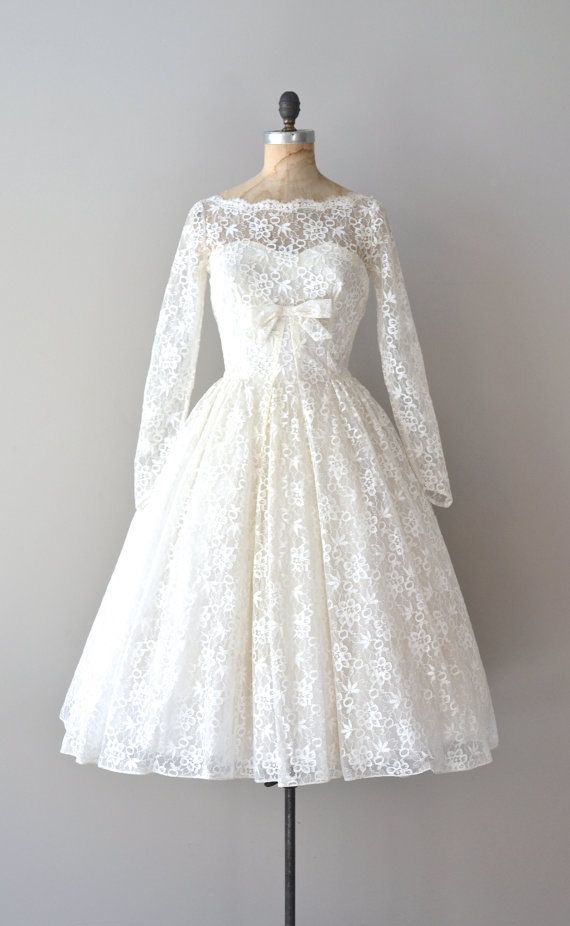 Charming and Effortlessly Elegant: Spotlight on the Latest Trend in Natural and Stylish Wedding Dresses!にて紹介している画像