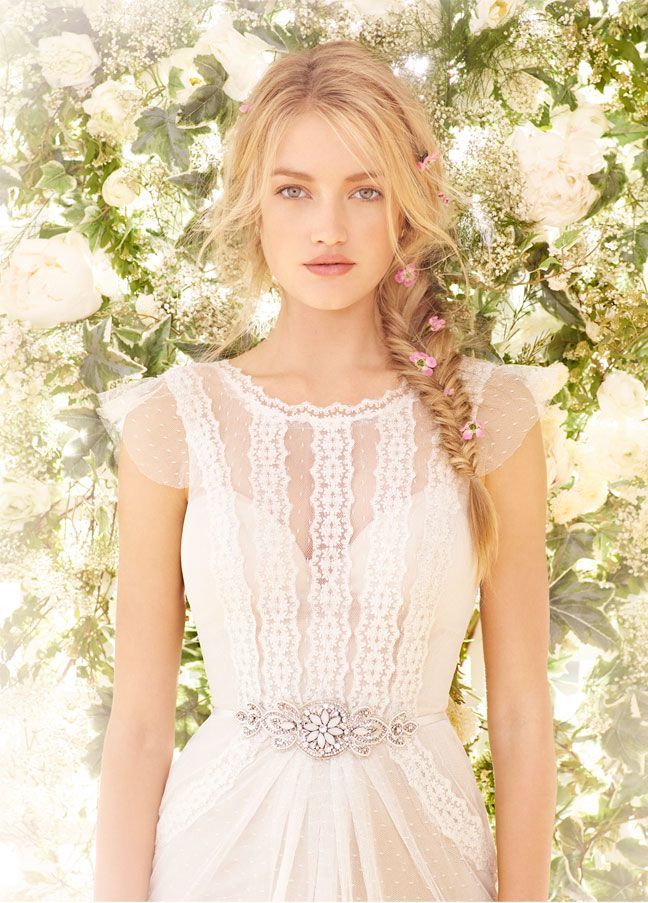 Charming and Effortlessly Elegant: Spotlight on the Latest Trend in Natural and Stylish Wedding Dresses!にて紹介している画像